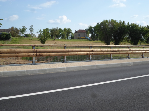 Glissière de sécurité route bord de pont bois-métal