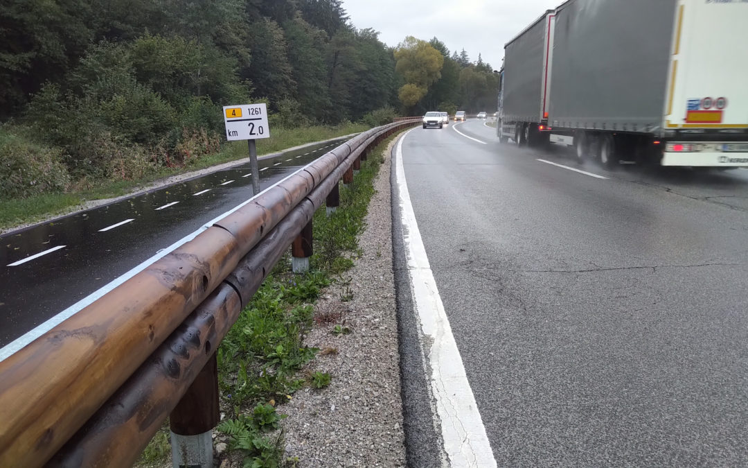 T32 STEEL BACKED TIMBER GUARDRAIL MAKES SAFER SLOVENIA ROADS